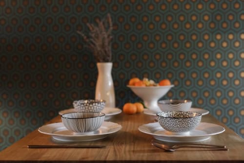 Elegant tafeldekking bij Moulin Renaudiots met patterned kommen, witte borden en oranje vruchten in Autun-appartement