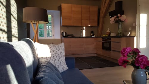 Modern appartement in Moulin Renaudiots in Autun met zithoek, houten keuken, roze bloemen en uitzicht op de tuin