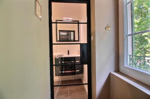Accès salle de bain - Chambres d'hôtes Effets Personnels - Orange - Vaucluse - Provence-Alpes-Côte d'Azur