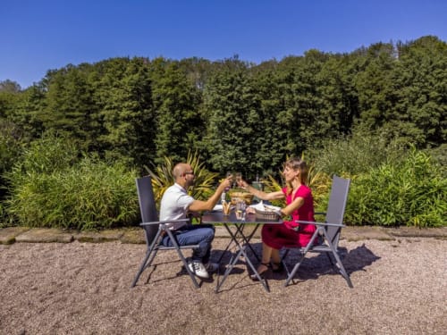 Profitez de notre table d’hôtes pour le repas du soir sur la terrasse avec vue sur la nature et la campagne de Bains les Bains et Le Clerjus 