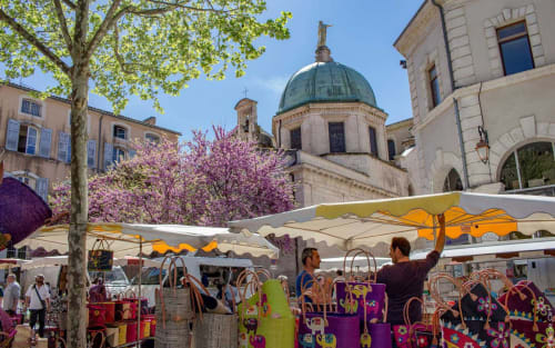 vacances village provençal sud de france apt capitale du fruit confit