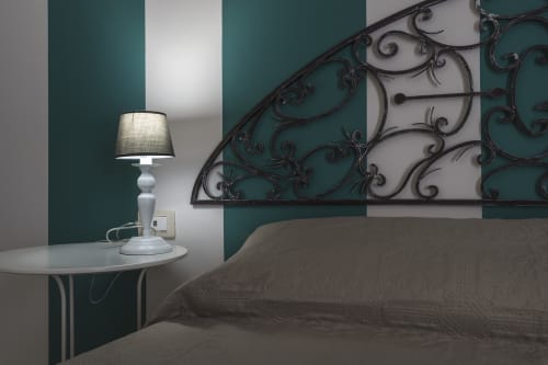 B&B Villa Alemi | Camera 'A Chiazza Granne. Luminosa e spaziosa camera quadrupla, con bagno privato e terrazza sul giardino. Dotata di Wifi, Tv, vista, scrivania, noleggio bici, colazione inclusa.
