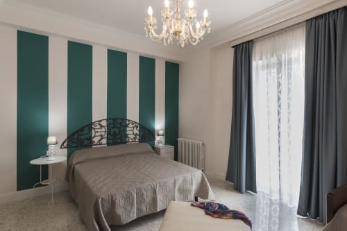 B&B Villa Alemi | Camera 'A Chiazza Granne. Luminosa e spaziosa camera quadrupla, con bagno privato e terrazza sul giardino. Dotata di Wifi, Tv, vista, scrivania, noleggio bici, colazione inclusa.
