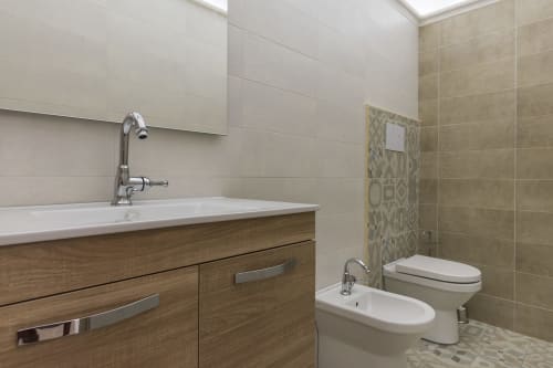 B&B Villa Alemi | Camera 'A Chiazza Granne. Luminosa e spaziosa camera quadrupla, con bagno privato e terrazza sul giardino. Dotata di Wifi, Tv, vista, scrivania, noleggio bici, colazione inclusa.
