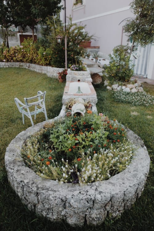 B&B Villa Alemi | Camera 'A Chiazza Granne. Luminosa e spaziosa camera quadrupla, con bagno privato e terrazza sul giardino. Dotata di Wifi, Tv, vista, scrivania, noleggio bici, colazione inclusa.