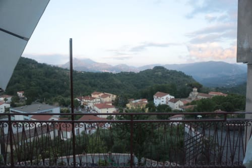 B&B Villa Alemi | Camera 'A Chiazza Granne. Luminosa e spaziosa camera quadrupla, con bagno privato e terrazza sul giardino. Dotata di Wifi, Tv, vista, scrivania, noleggio bici, colazione inclusa.