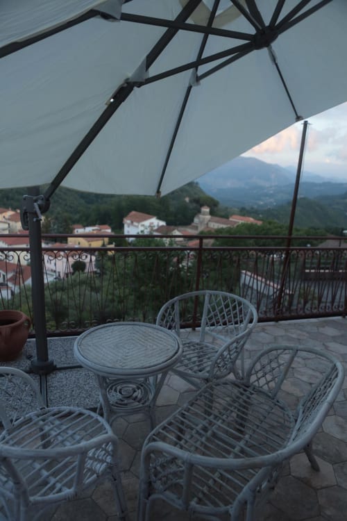 B&B Villa Alemi | Camera 'A Chiazza Granne. Luminosa e spaziosa camera quadrupla, con bagno privato e terrazza sul giardino. Dotata di Wifi, Tv, vista, scrivania, noleggio bici, colazione inclusa.