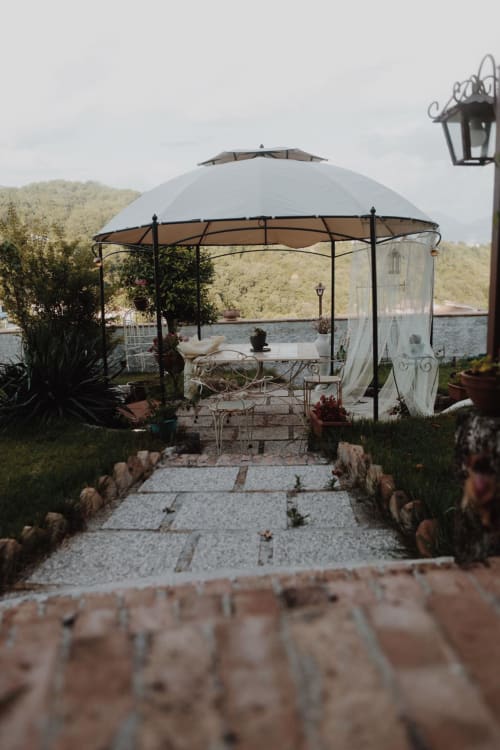 B&B Villa Alemi | Camera 'A Chiazza Granne. Luminosa e spaziosa camera quadrupla, con bagno privato e terrazza sul giardino. Dotata di Wifi, Tv, vista, scrivania, noleggio bici, colazione inclusa.