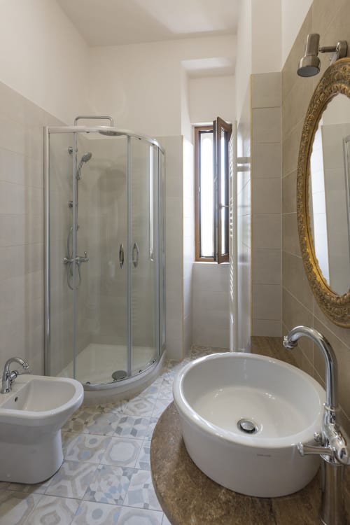 B&B Villa Alemi | Camera 'A Fontana De' Liece. Camera doppia, con bagno privato e terrazzino vista giardino. Dotata di Wifi, Tv, vista, scrivania, noleggio bici, colazione inclusa.
