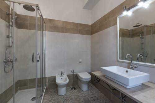 B&B Villa Alemi | Camera 'O Commente. Camera matrimoniale luxury, con bagno privato e 2 balconi vista giardino e montagne. Dotata di Wifi, Tv, scrivania, noleggio bici, colazione inclusa.