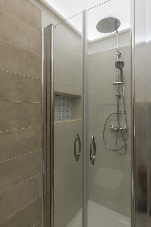 B&B Villa Alemi | Camera 'O Commente. Camera matrimoniale luxury, con bagno privato e 2 balconi vista giardino e montagne. Dotata di Wifi, Tv, scrivania, noleggio bici, colazione inclusa.