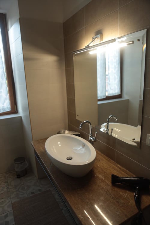 B&B Villa Alemi | Camera 'A Fontana De' Lammarde. Camera matrimoniale luxor, con bagno privato e 2 balconi vista montagne. Dotata di Wifi, Tv, scrivania, noleggio bici, colazione inclusa.