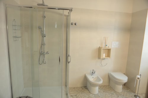 B&B Villa Alemi | Camera 'A Fontana De' Lammarde. Camera matrimoniale luxor, con bagno privato e 2 balconi vista montagne. Dotata di Wifi, Tv, scrivania, noleggio bici, colazione inclusa.