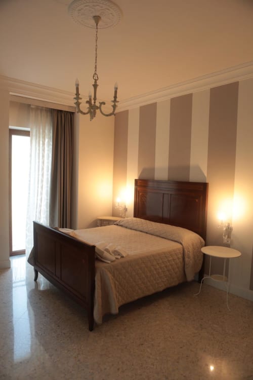 B&B Villa Alemi | Camera 'A Fontana De' Lammarde. Camera matrimoniale luxor, con bagno privato e 2 balconi vista montagne. Dotata di Wifi, Tv, scrivania, noleggio bici, colazione inclusa.