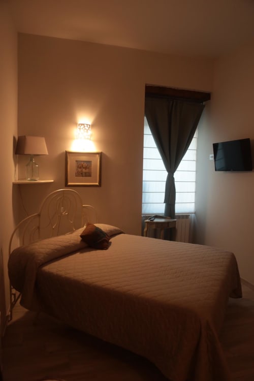 B&B Villa Alemi | Camera 'O Quartevascio. Camera a piano terra, con bagno privato e doccia grande. Dotata di Wifi, Tv, scrivania, noleggio bici, colazione inclusa.