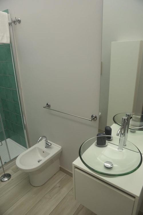 B&B Villa Alemi | Camera 'O Quartevascio. Camera a piano terra, con bagno privato e doccia grande. Dotata di Wifi, Tv, scrivania, noleggio bici, colazione inclusa.