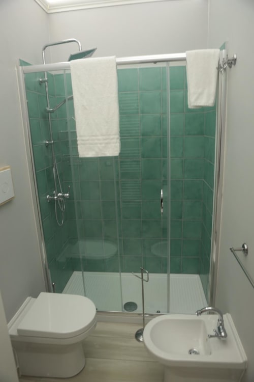 B&B Villa Alemi | Camera 'O Quartevascio. Camera a piano terra, con bagno privato e doccia grande. Dotata di Wifi, Tv, scrivania, noleggio bici, colazione inclusa.