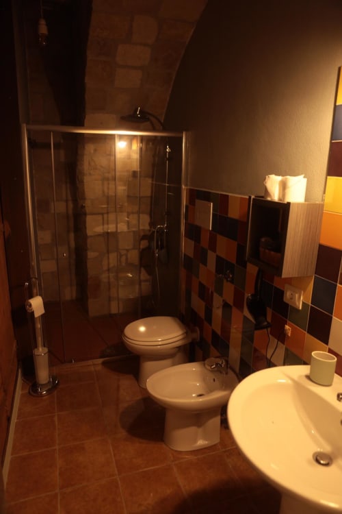 B&B Villa Alemi | Camera 'O Giardin. Camera matrimoniale, con angolo cottura, e giardino. Dotata di Wifi, Tv, scrivania, noleggio bici, colazione inclusa.