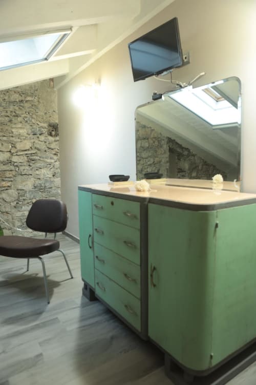 B&B Villa Alemi | Appartamento Mansarda con cucina, sala e divano letto. Stanza doppia e matrimoniale. Dotata di Wifi, Tv, scrivania, noleggio bici, colazione inclusa.