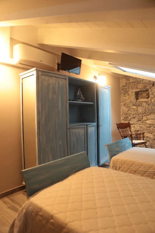 B&B Villa Alemi | Appartamento Mansarda con cucina, sala e divano letto. Stanza doppia e matrimoniale. Dotata di Wifi, Tv, scrivania, noleggio bici, colazione inclusa.