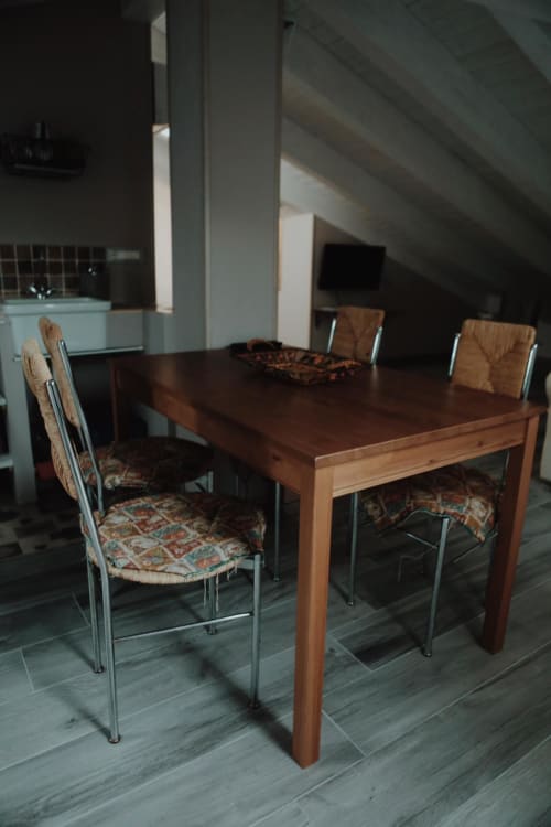 B&B Villa Alemi | Appartamento Mansarda con cucina, sala e divano letto. Stanza doppia e matrimoniale. Dotata di Wifi, Tv, scrivania, noleggio bici, colazione inclusa.