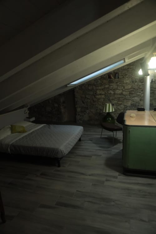 B&B Villa Alemi | Appartamento Mansarda con cucina, sala e divano letto. Stanza doppia e matrimoniale. Dotata di Wifi, Tv, scrivania, noleggio bici, colazione inclusa.