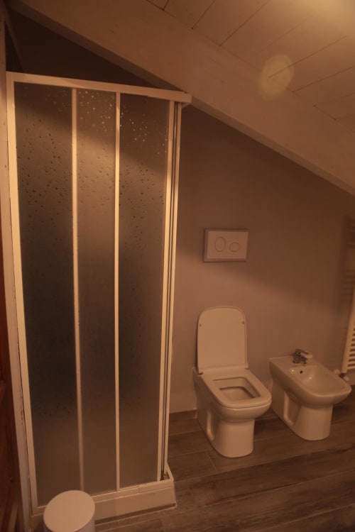 B&B Villa Alemi | Appartamento Mansarda con cucina, sala e divano letto. Stanza doppia e matrimoniale. Dotata di Wifi, Tv, scrivania, noleggio bici, colazione inclusa.