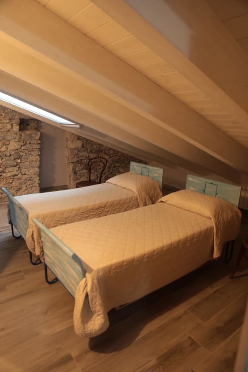 B&B Villa Alemi | Appartamento Mansarda con cucina, sala e divano letto. Stanza doppia e matrimoniale. Dotata di Wifi, Tv, scrivania, noleggio bici, colazione inclusa.