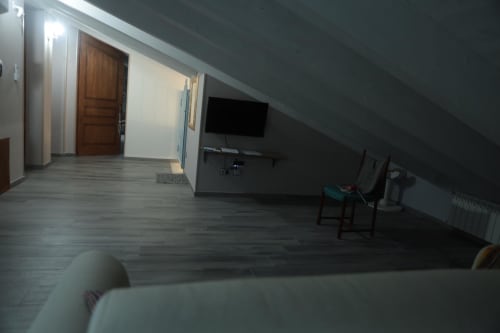 B&B Villa Alemi | Appartamento Mansarda con cucina, sala e divano letto. Stanza doppia e matrimoniale. Dotata di Wifi, Tv, scrivania, noleggio bici, colazione inclusa.