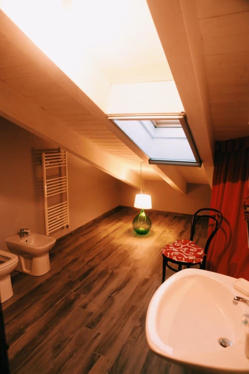 B&B Villa Alemi | Appartamento Mansarda con cucina, sala e divano letto. Stanza doppia e matrimoniale. Dotata di Wifi, Tv, scrivania, noleggio bici, colazione inclusa.