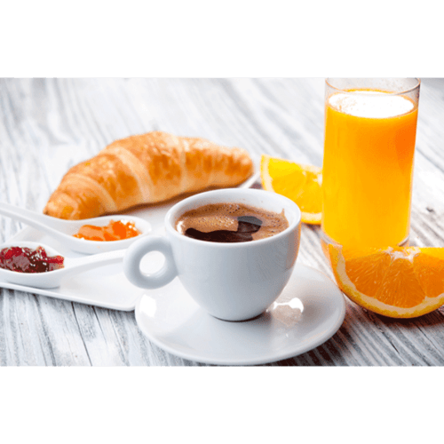 Petit déjeuner express avec jus d'orange, café et croissant
