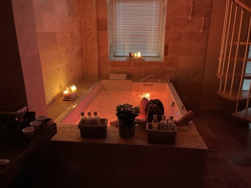 jacuzzi-bain bouillonnant-balnéo- orange-chambre d hotes -la bulle de josephine.lepasdemoineau