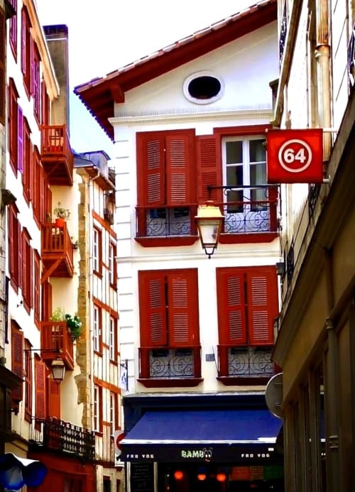 Façade Baionakoa Résidence - Centre-ville de Bayonne - Maison traditionnelle basque