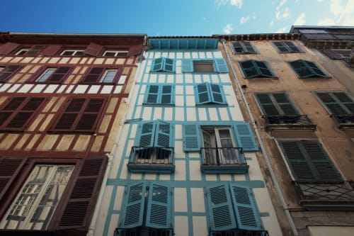 Façade des maisons traditionnelles basques - Centre historique de Bayonne -  Location de vacances - Baionakoa Résidence