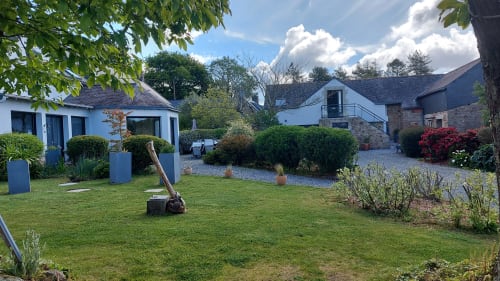 Vue d'ensemble de Ty Coz Breizh, chambres d'hôtes situées à Lorient, Bretagne Sud, montrant la maison accueillante entourée d'un jardin verdoyant et bien entretenu, offrant un cadre paisible et chaleureux pour les hôtes