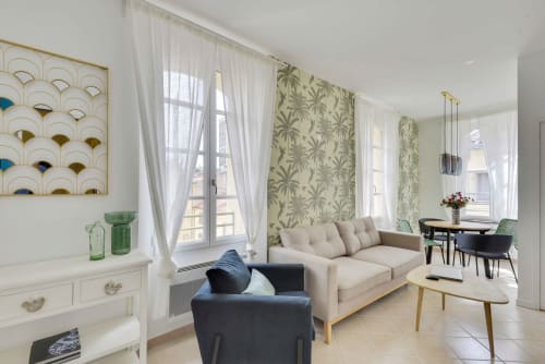 Salon avec canapé et table à manger - Logement de vacances - Les appartements de l'Alcazar - Marseille 