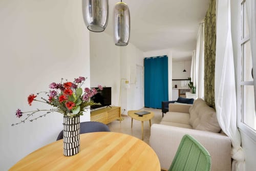 Vue du salon - Bouquet de fleurs - Logement de vacances - Les appartements de l'Alcazar - Marseille