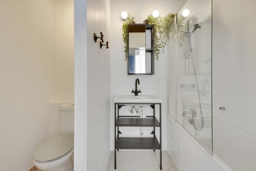 Salle de bain avec baignoire et toilettes - Logement de vacances - Les appartements de l'Alcazar - Marseille