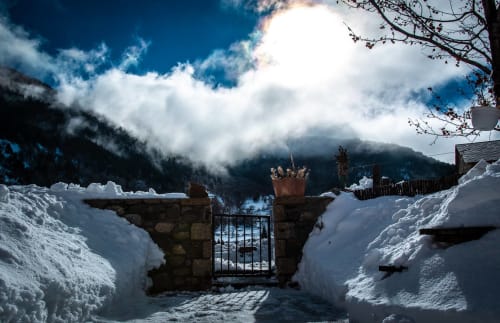 Entrée sous la neige, Le Campcardos, hôtel restaurant, auberge de Porta, Pyréennes, France