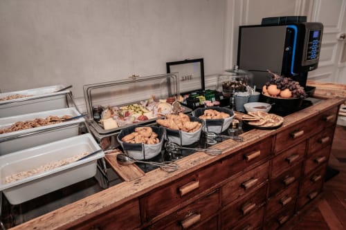 Buffet de petit-déjeuner - Charcuterie, viennoiseries, café, thé, fruits frais