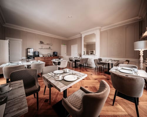 Grand salle de petit-déjeuner 