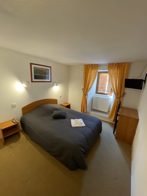 Chambre lit double, Le Campcardos, hôtel restaurant, auberge de Porta, Pyréennes, France
