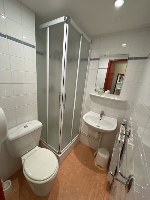 Salle de bain, Le Campcardos, hôtel restaurant, auberge de Porta, Pyréennes, France