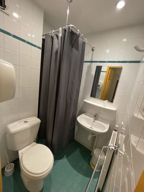 Salle de bain avec douche, Le Campcardos, hôtel restaurant, auberge de Porta, Pyréennes, France