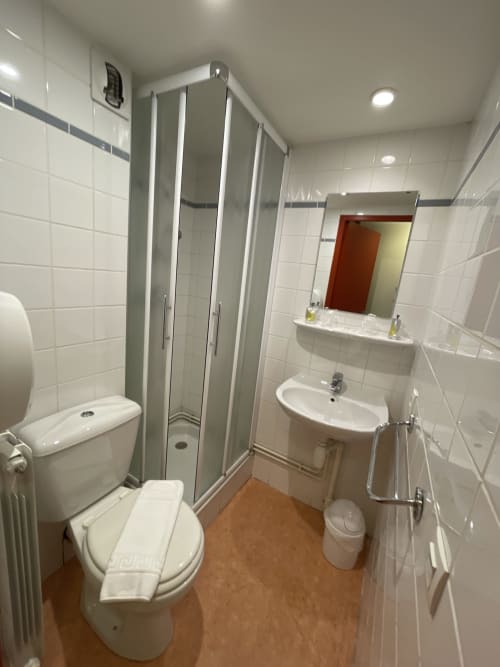 Salle de bain avec douche, Le Campcardos, hôtel restaurant, auberge de Porta, Pyréennes, France