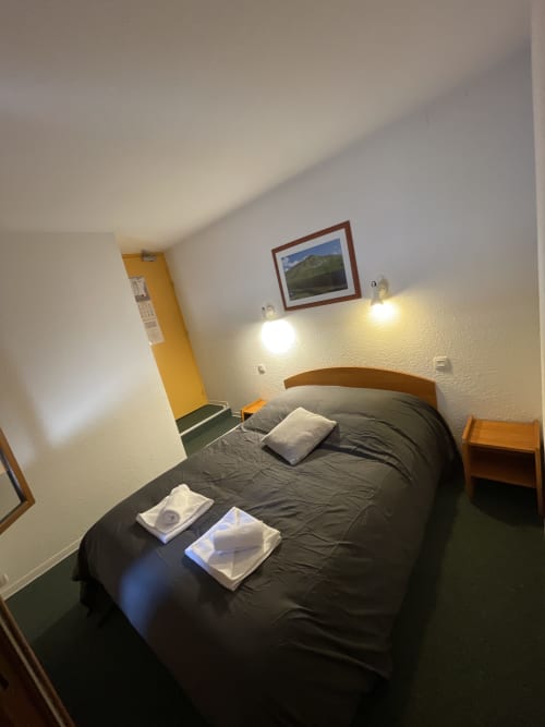 Lit double, Le Campcardos, hôtel restaurant, auberge de Porta, Pyréennes, France