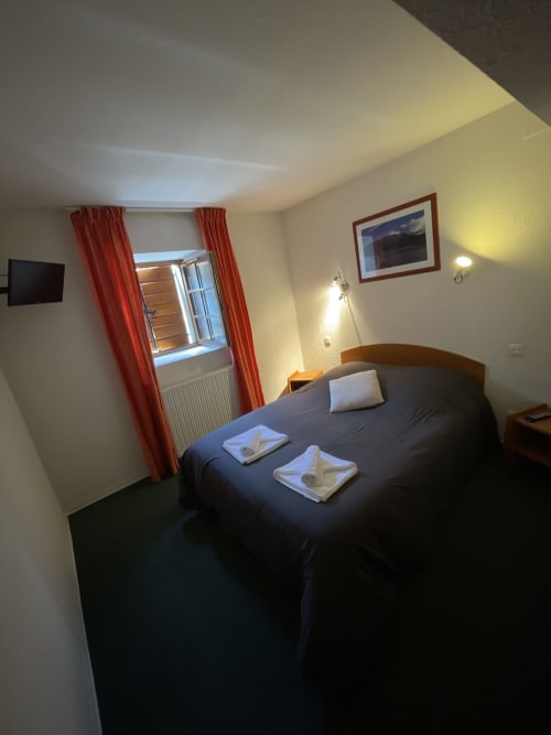Chambre deux personnes, Le Campcardos, hôtel restaurant, auberge de Porta, Pyrénées, France