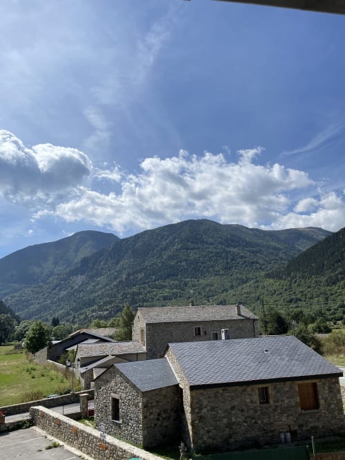 Vue sur la montagne Le Campcardos, hôtel restaurant, auberge de Porta, Pyrénées, France