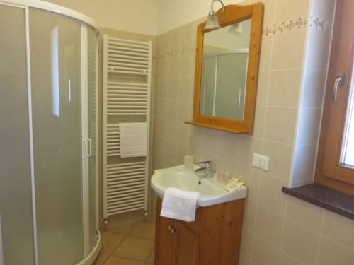 Camera doppia | Agritur Clementi, Trentino, azzurra, due letti singoli, Wifi gratuito, bagno privato con doccia, Tv, una comoda poltrona e mobilia in legno, portafinestra luminosa, balcone con ottima vista, appendiabiti, scrivania.