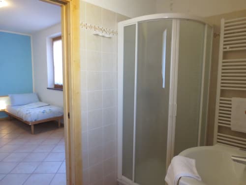 Camera doppia | Agritur Clementi, Trentino, azzurra, due letti singoli, Wifi gratuito, bagno privato con doccia, Tv, una comoda poltrona e mobilia in legno, portafinestra luminosa, balcone con ottima vista, appendiabiti, scrivania.